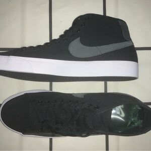 Nike SB blazer court mid prm
Size 10.5 mens